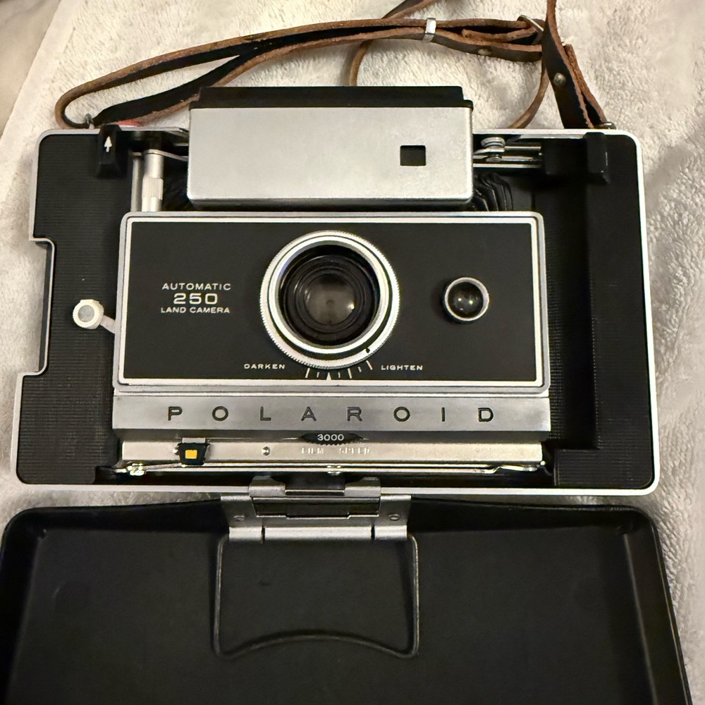 Polaroid 250 Land Camera - Classic Black and Silver Untested‎